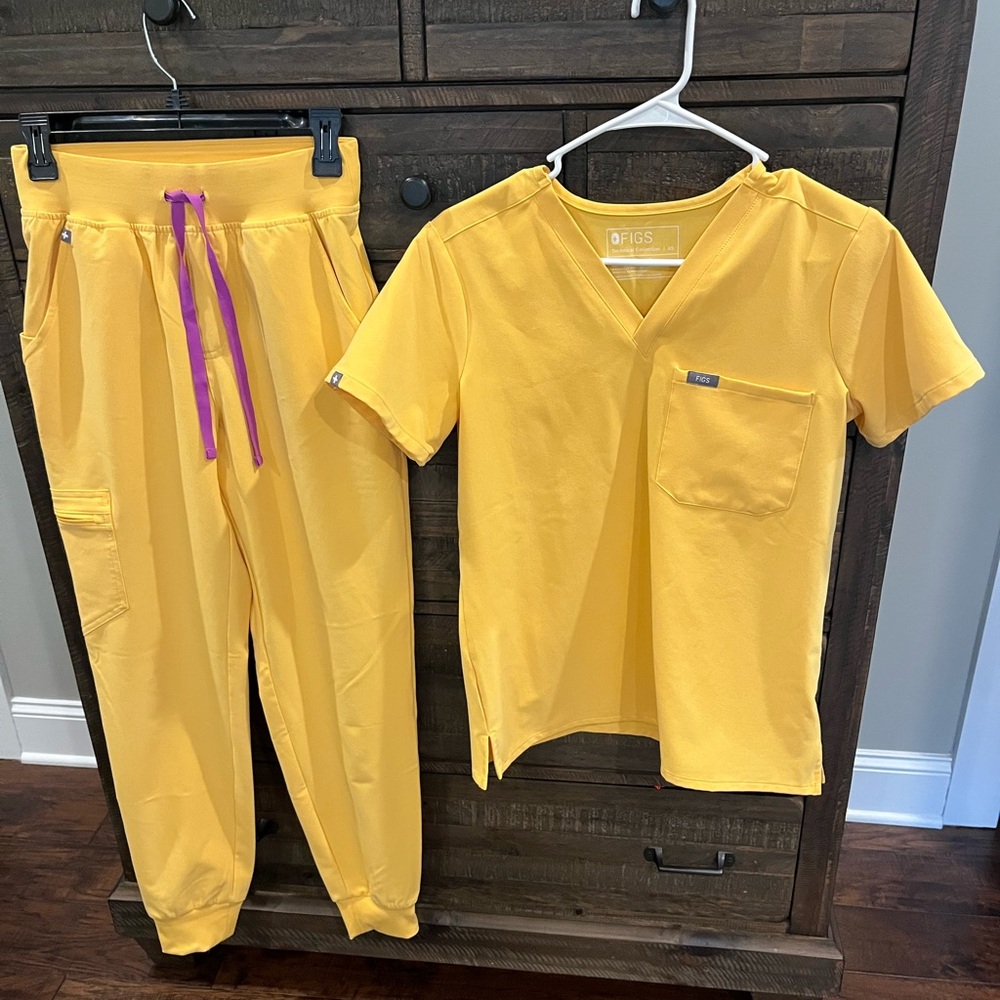 FIGS Yellow Zamora jogger high waist set. Size xs. Excellent condition